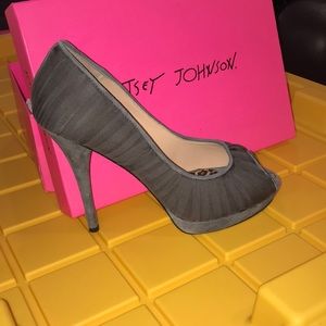 BETSEY JOHNSON GRAY SUEDE HEELS